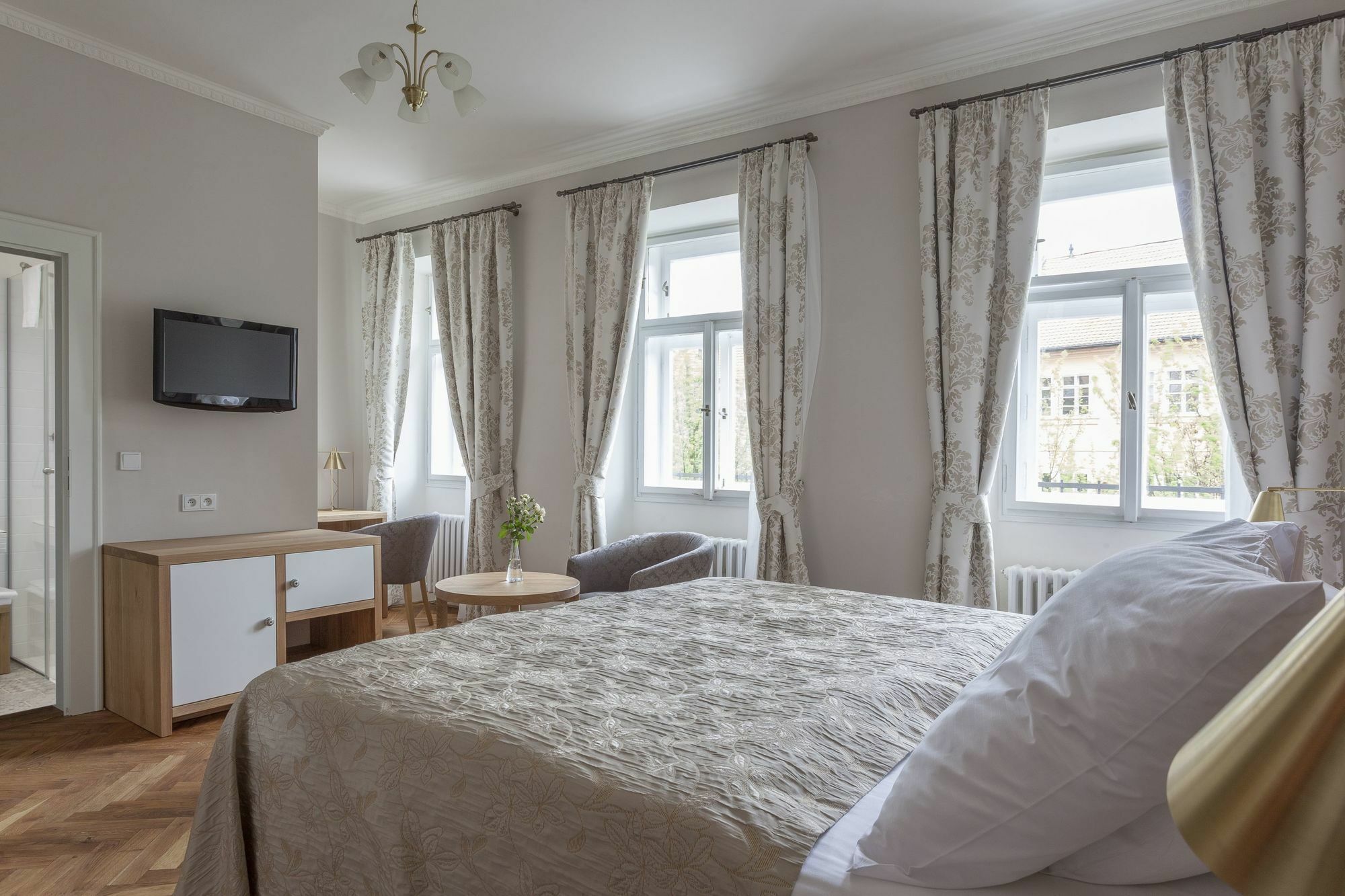 Hotel At The Golden Scissors